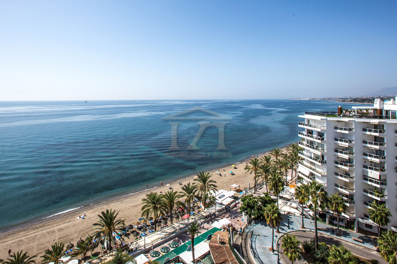 AT025 Impresionante atico de 390 m2  con 5 dormitorios en primera linea de playa en una de las mejores zonas de Marbella ” La Fontanilla “