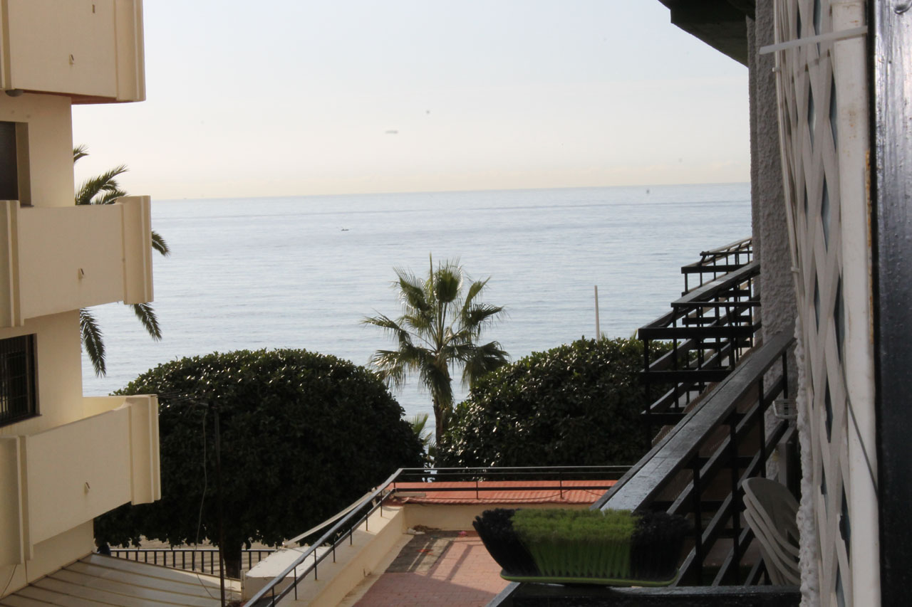 AP041 Estudio de un dormitorio en 1ª línea de playa con vistas laterales en Marbella