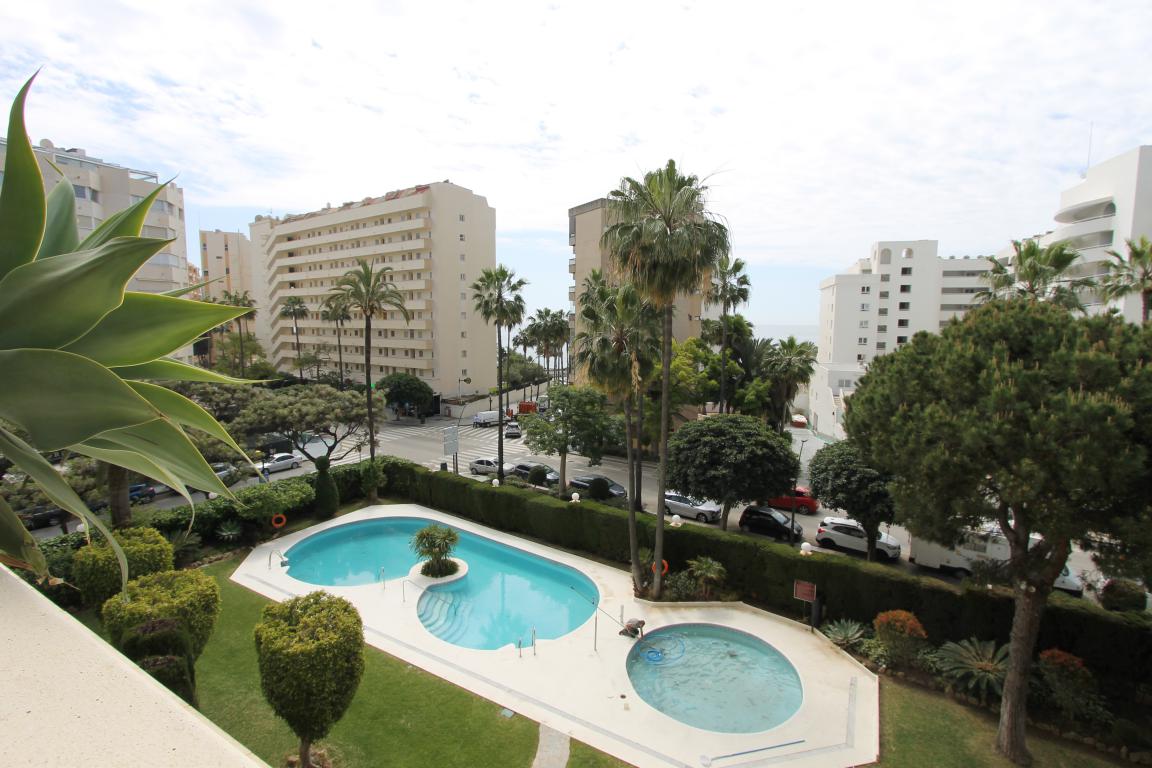 AP251 Gran piso 185 m2 de 3 dormitorios en 2ª línea de playas con vistas al mar  en  urbanización privada de lujo en una de las mejores zonas de  Marbella