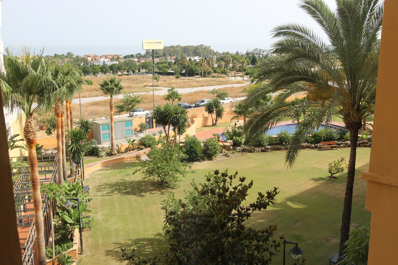 AP166 Piso de 3 dormitorios con excelentes vistas a 5 minutos de la playa en Residencial con una gran piscina y bellos jardines.