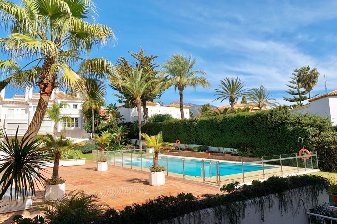 AP175 “ACOGEDOR DÚPLEX” de 3 habitaciones ubicado en un Residencial con piscina y jardines a 5 minutos de Puerto Banús