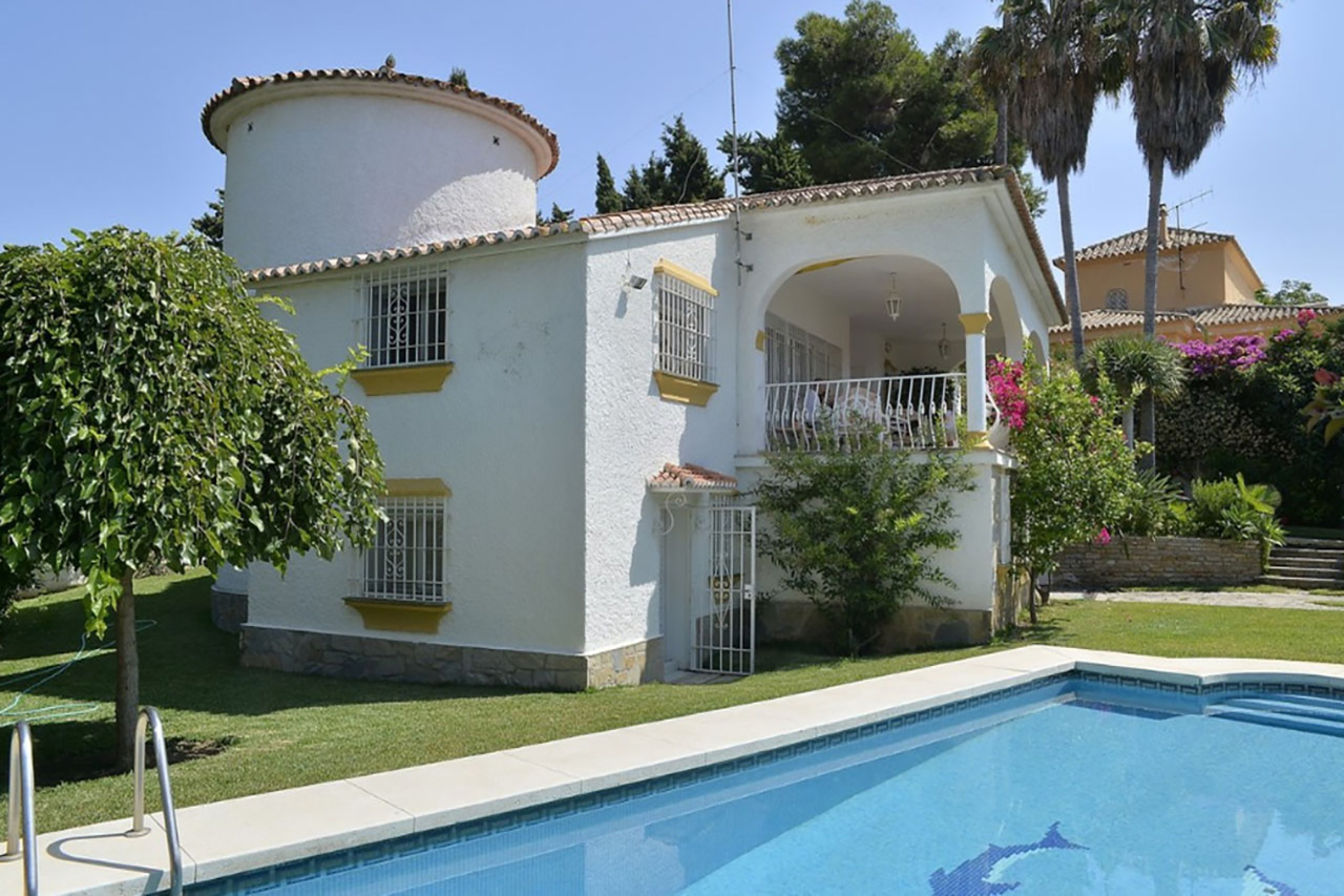 V186 “ESPECTACULAR VILLA” a pocos metros de la playa y a 5 minutos del Centro de Marbella. Tiene 4 dormitorios, jardín y piscina privada.