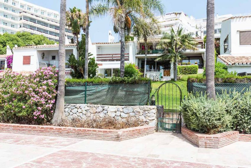 V029 Inmobiliaria Bobis Casa Centro Marbella Villa en primera linea de playa 1