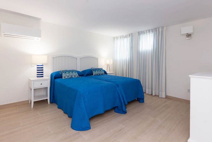 V029 Inmobiliaria Bobis Centro Marbella Villa en primera linea de playa dormitorio 4