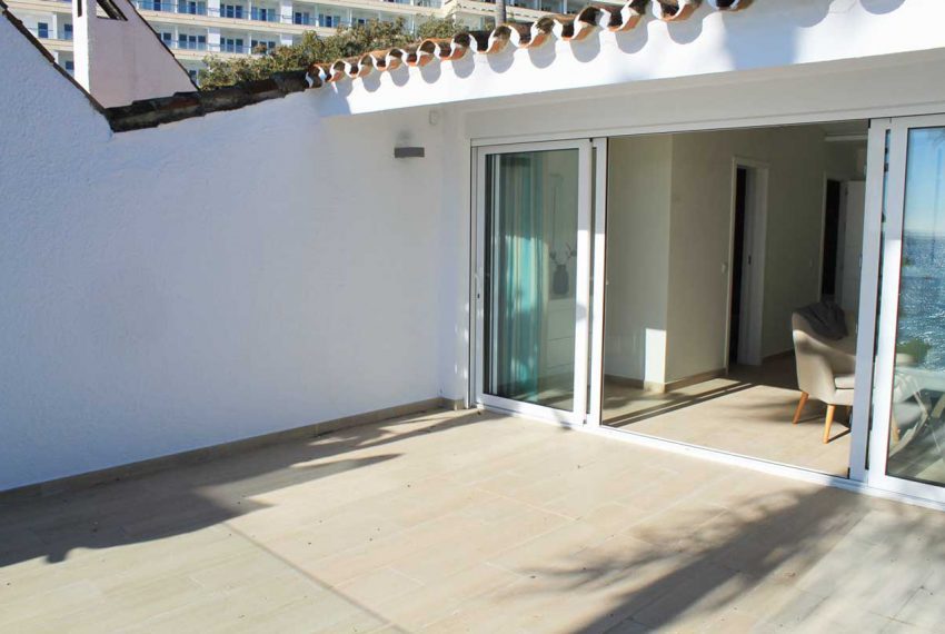 V029 Inmobiliaria Bobis Casa Centro Marbella Villa en primera linea de playa terraza 1
