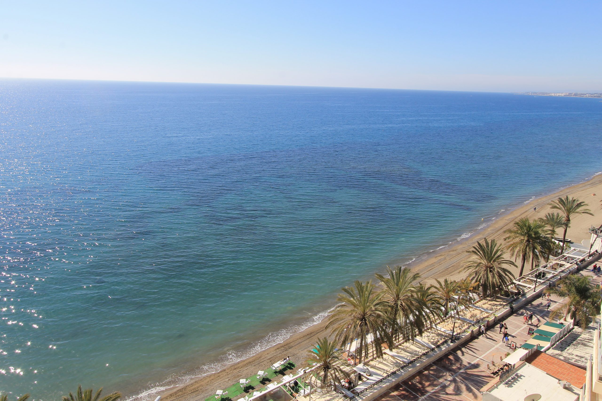 AP233 Piso de 2 dormitorios totalmente reformado  en primera linea de playa de Marbella en la zona ” La Fontanilla ”  con vistas espectaculares al mar
