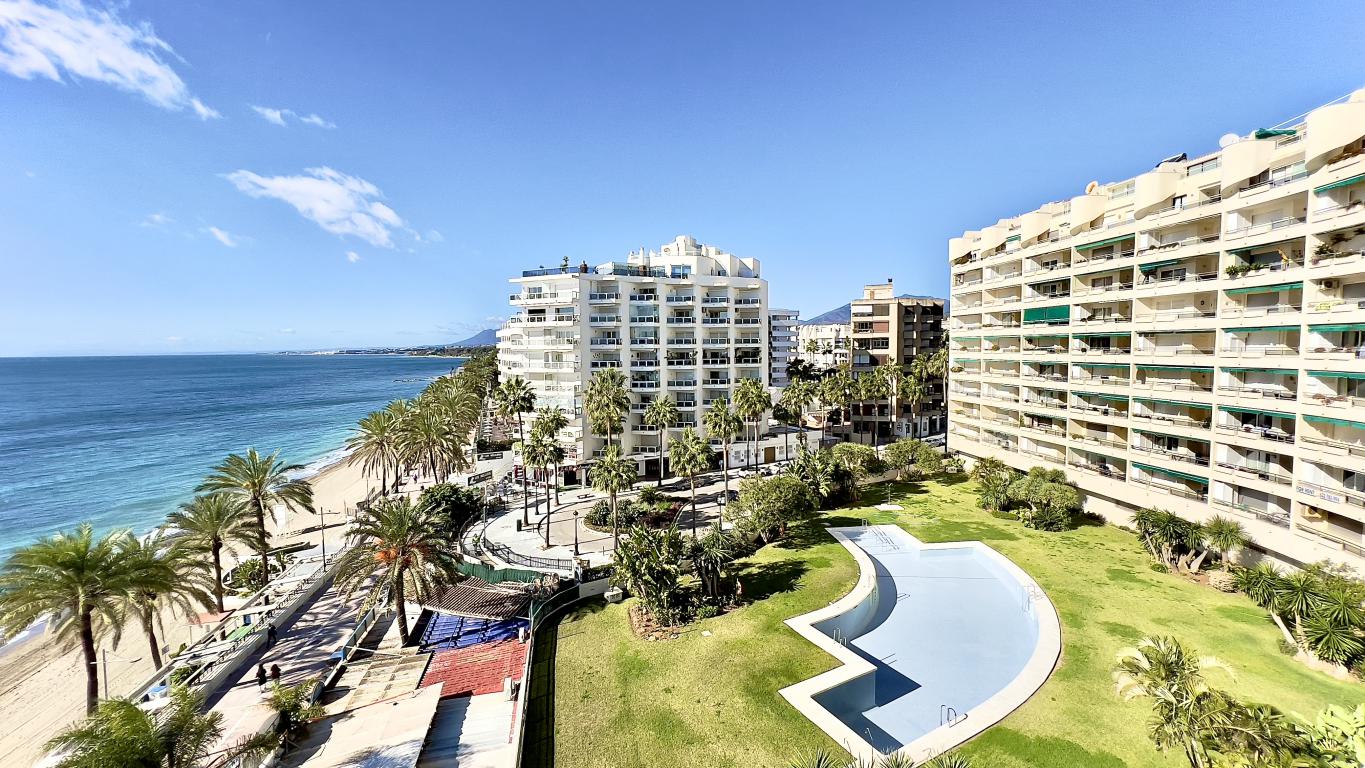 AP020 Gran piso de dos dormitorios en 1ª línea de playa de Marbella con  las mejores  vistas frontales al mar en la zona de “La Fontanilla “