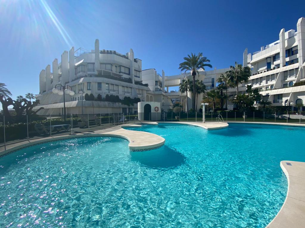 AP286 Piso-Duplex en una de las mejores zonas de Marbella en la Fontanilla de 2 dormitorios y a solo 200 metros de la playa