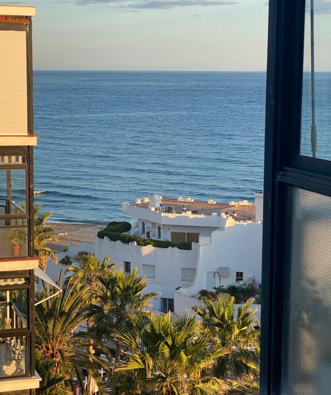 AP291 Espectacular estudio  reformado con un dormitorio  en pleno Paseo Marítimo de Marbella cerca del Puerto Deportivo con vistas al mar