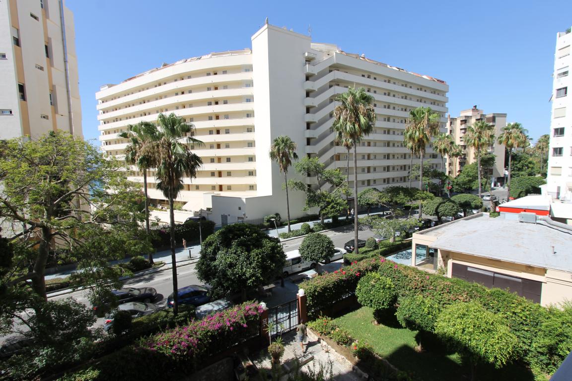 AP301 Piso reformado de 2 dormitorios en una de la mejores zonas de Marbella a 50 metros en la playa de La Fontanilla