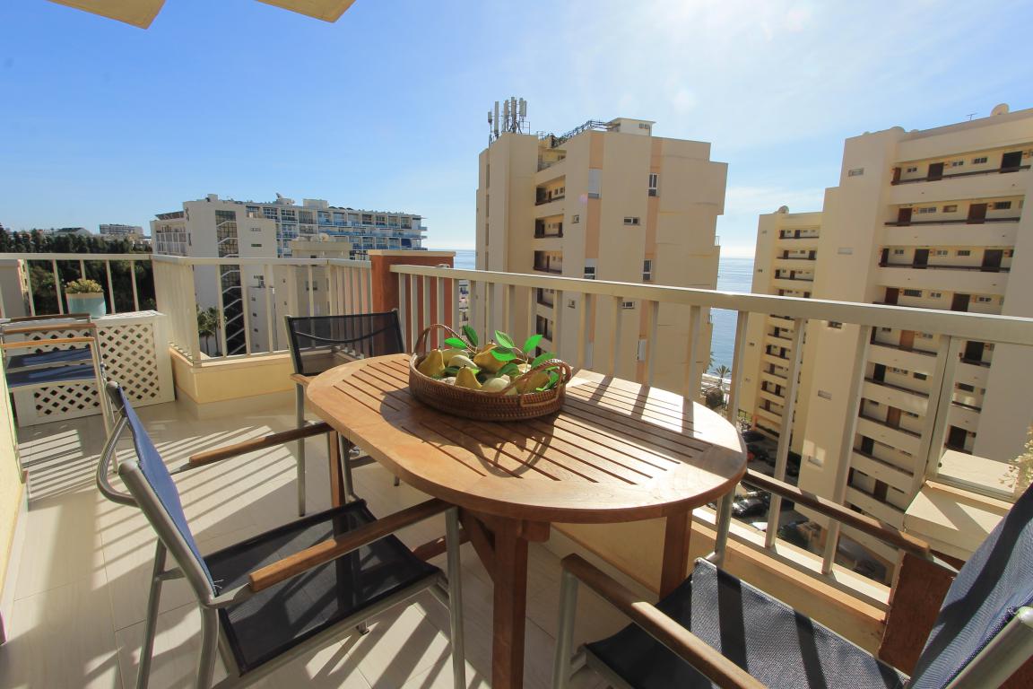 AP327 Piso de 2 dormitorios totalmente reformado en segunda  linea de playa de Marbella en la zona ” La Fontanilla ”  con vistas espectaculares al mar y montaña