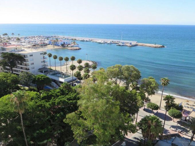 AT012 Inmobiliaria Bobis Ático Centro Marbella primera linea de playa vistas 1