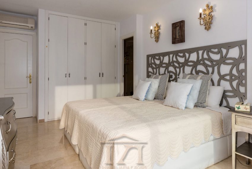 AT025 Inmobiliaria Bobis Centro Marbella Primera linea de playa dormitorio 2