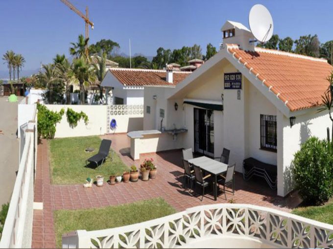 V030 Inmobiliaria Bobis Villa Primera linea de playa Las Chapas Marbella