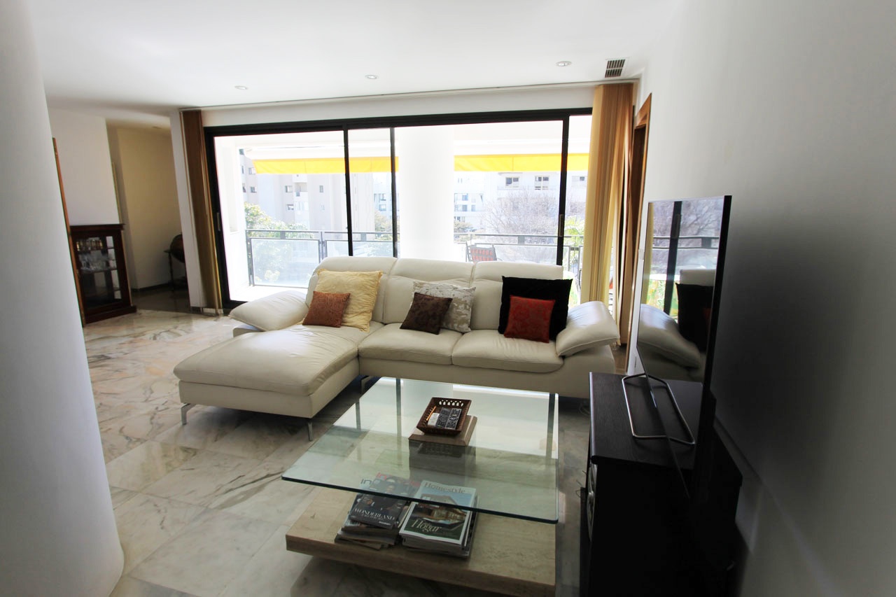 AP113 Fabuloso piso en el Centro de Marbella, con 3 habitaciones. A 5 minutos de la playa.