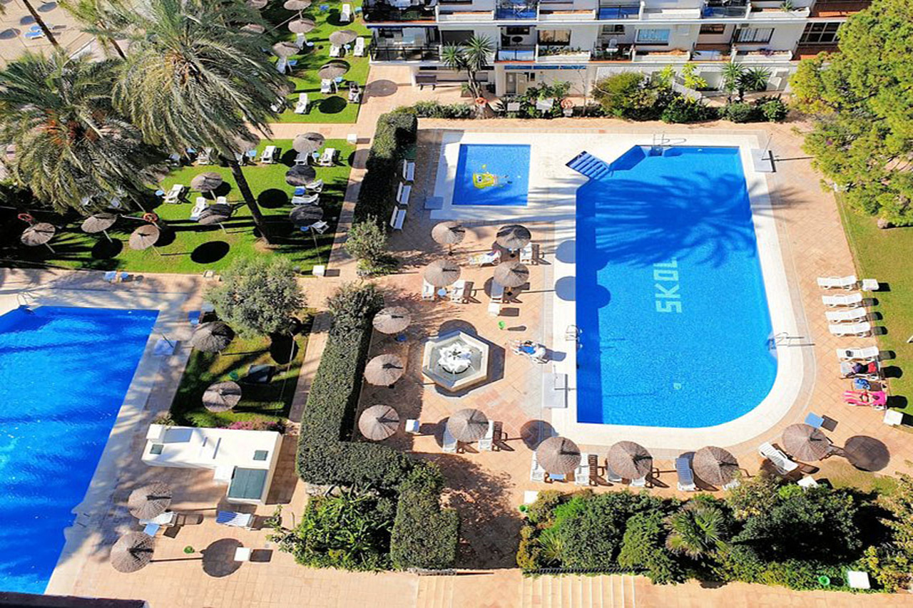 AP137 Estupendo piso de dos dormitorios con vistas al mar y en primera línea. En urbanización privada con jardines y 3 piscinas comunitarias y con acceso directo a playa de la Fontanilla, en pleno centro de Marbella.