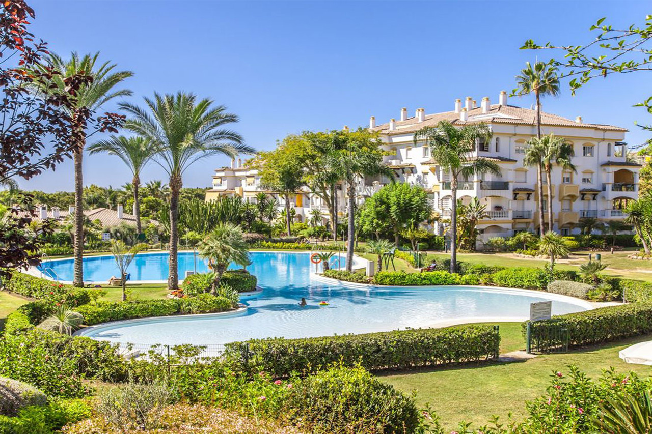 AP135 Apartamento de un dormitorio en urbanización con jardines y piscina, a 5 minutos de la playa en plena Milla de Oro de Marbella