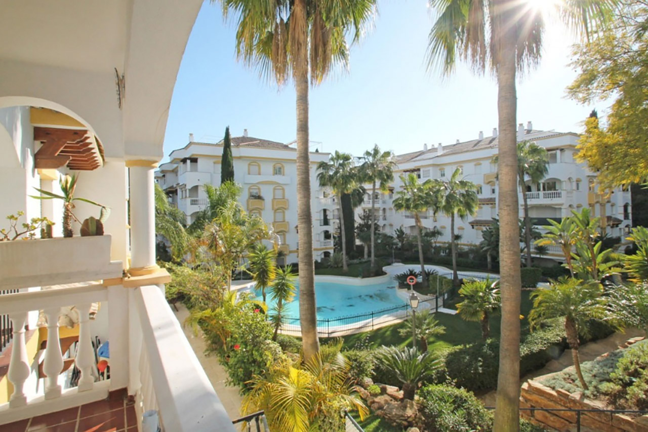 AP193 «HERMOSO PISO» en la Milla de Oro, en un residencial con bellos jardines y piscina. A 5 minutos de la playa, caminando y del Centro de Marbella.