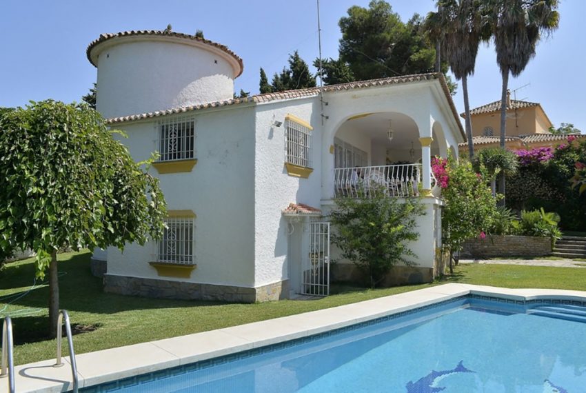 V186 Inmobiliaria Bobis Villa Rio Real Marbella piscina