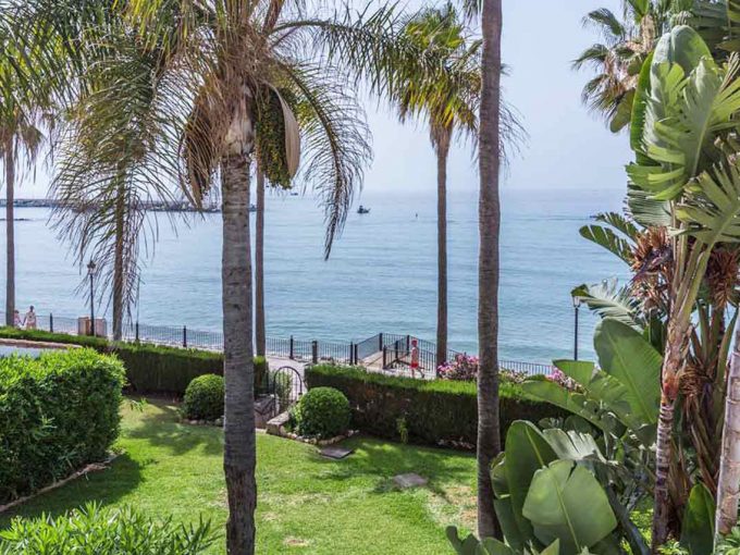 V029 Inmobiliaria Bobis Casa Centro Marbella Villa en primera linea de playa vistas
