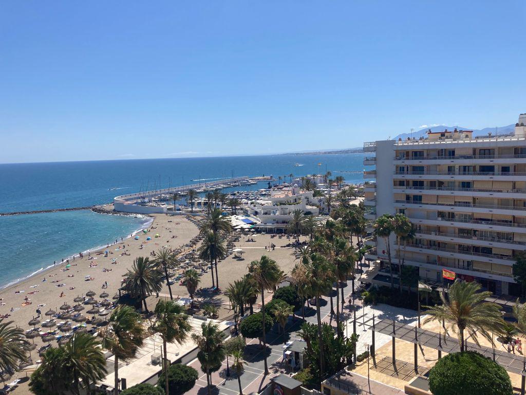 AP238 Espectacular piso de un dormitorio en primera línea de playa con vistas al mar en Marbella  «Zona Puerto Pesquero «