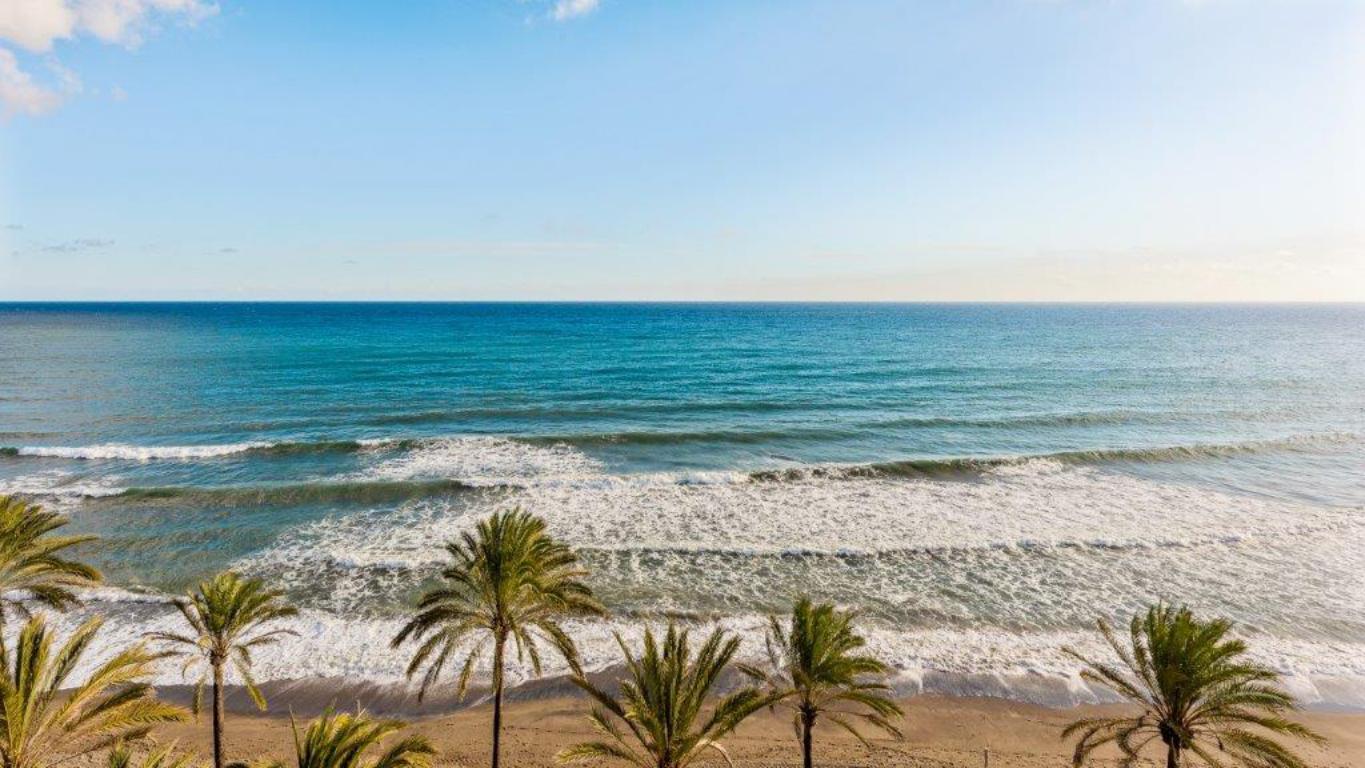 *AP254 Gran piso de lujo de 2 dormitorios en primera línea de playa con vistas frontales  al mar  en una de las mejores zonas de Marbella  «Playa de la Fontanilla «