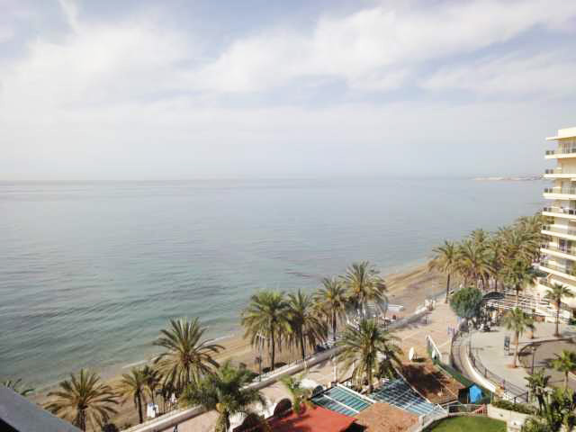 AP236 Espectacular piso de 3 dormitorios con vistas impresionantes al mar  en 1ª linea de playa «Zona Fontanilla » Marbella